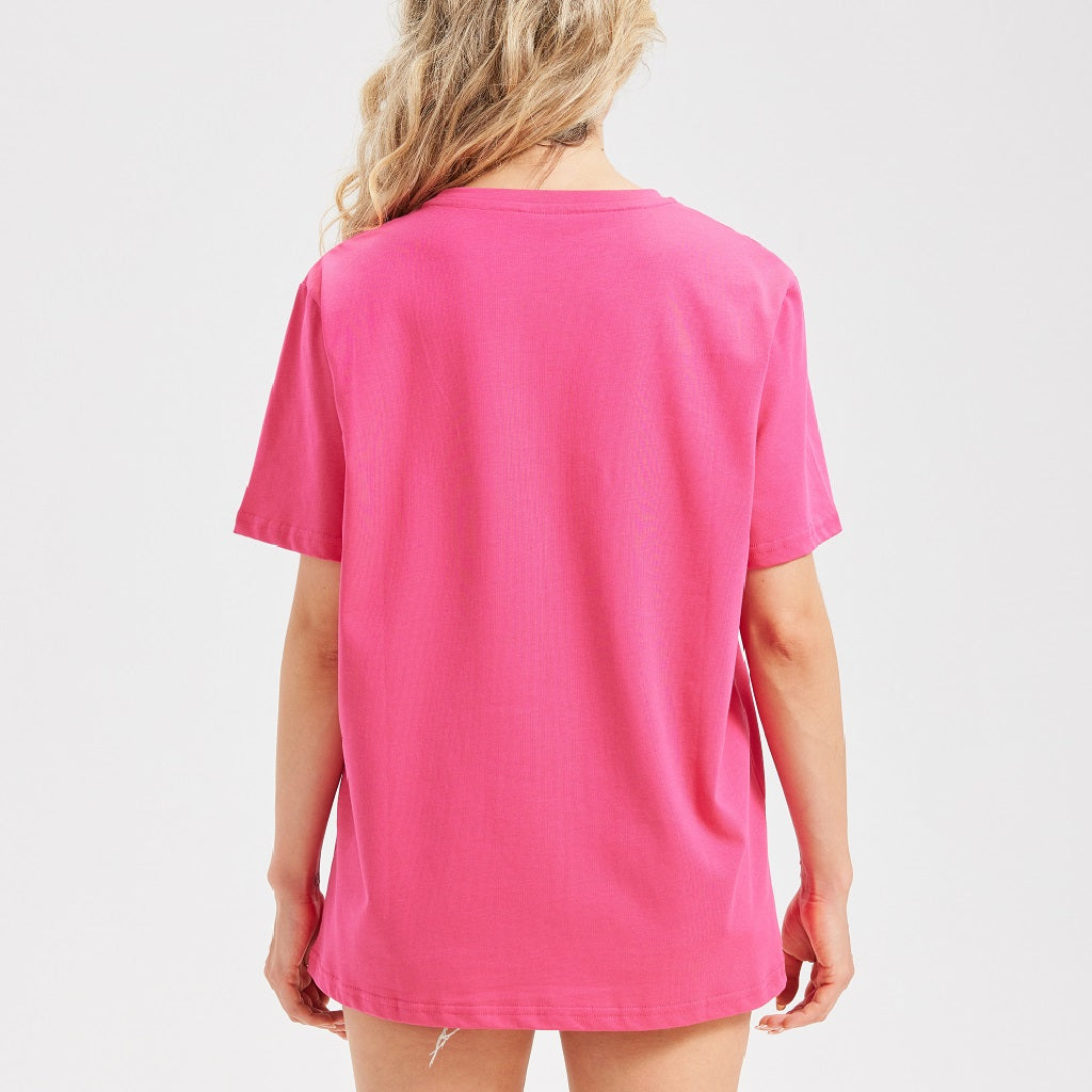 A woman wearing a pink t shirt.